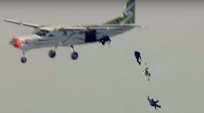 Americano maluco salta sem paraquedas a mais de 7 mil metros