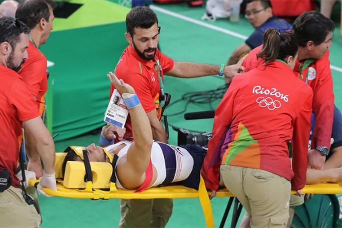 Atleta quebra perna e é derrubado da maca nas OlimPiadas do Rio