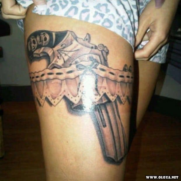 Belas garotas com armas tatuadas 13