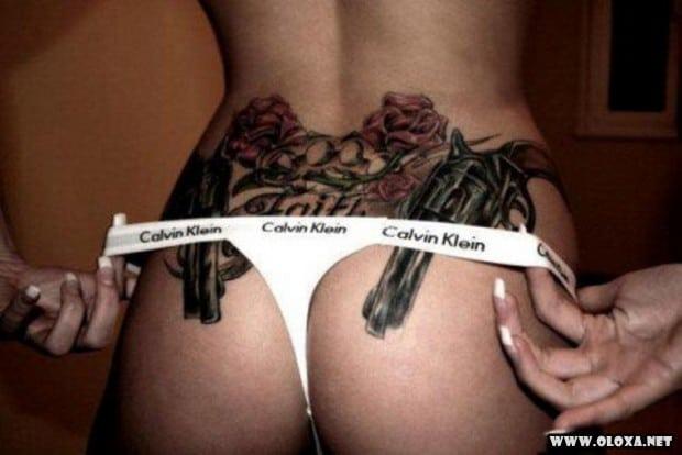 Belas garotas com armas tatuadas 14