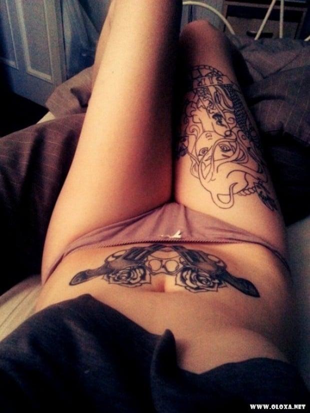 Belas garotas com armas tatuadas 18