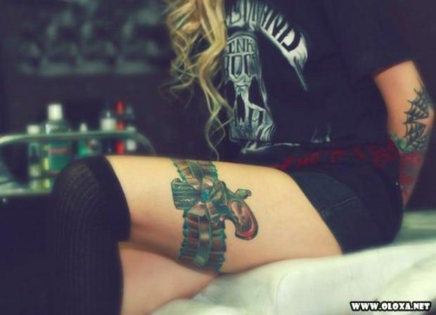 Belas garotas com armas tatuadas 22