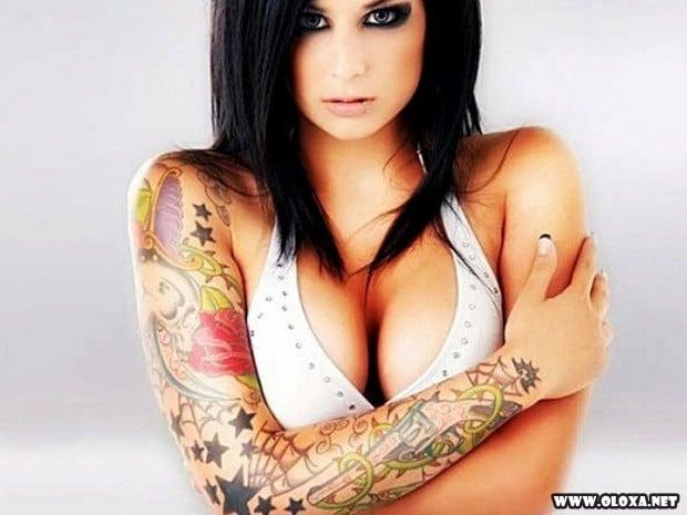 Belas garotas com armas tatuadas 23