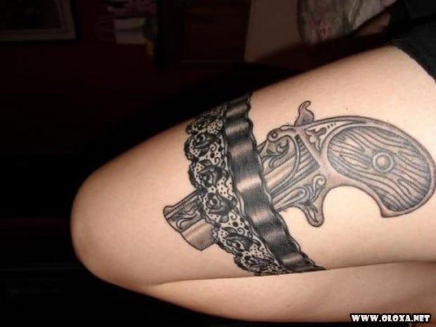 Belas garotas com armas tatuadas 4