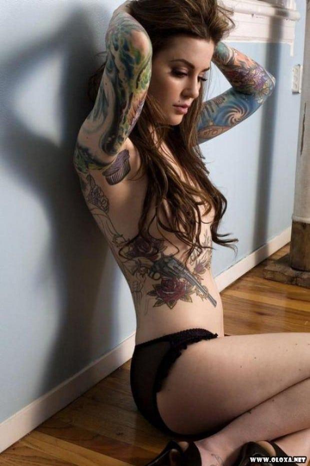 Belas garotas com armas tatuadas 8