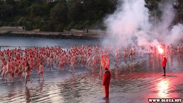 Centenas de australianos mergulham nus para celebrar o inverno