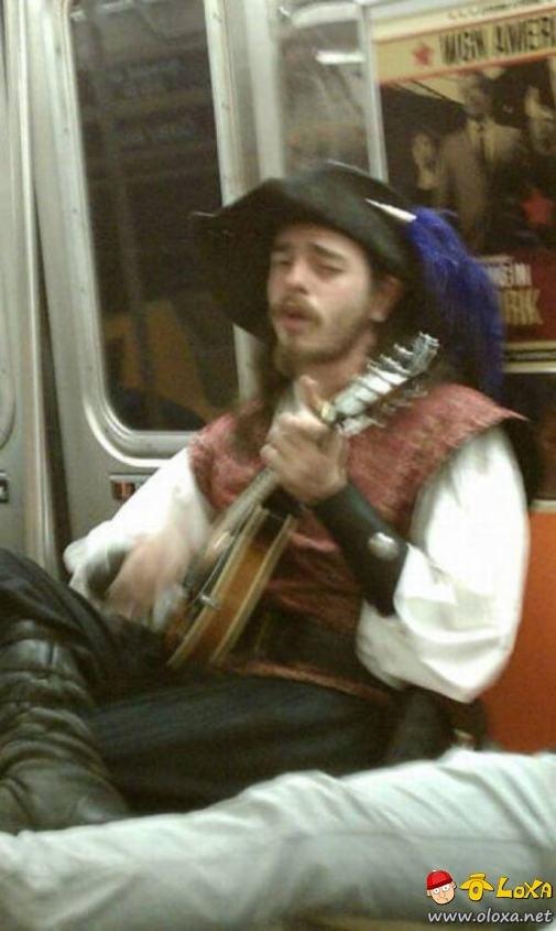 Funny-and-Weird-People-in-Subway_25
