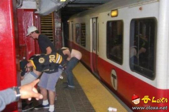 Funny-and-Weird-People-in-Subway_6