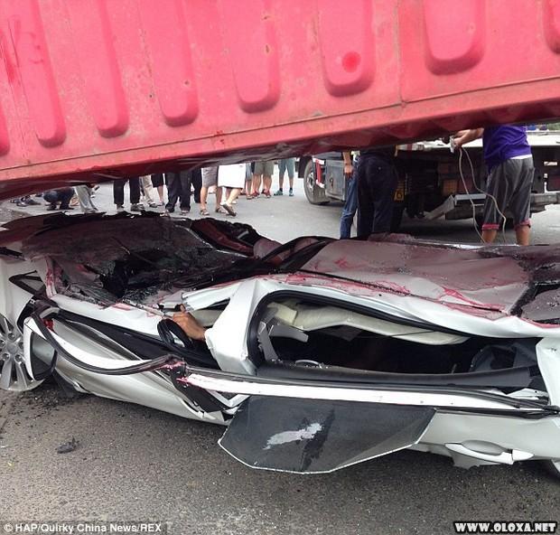 Motorista e passageiro saem vivos após serem "esmagados" por um container