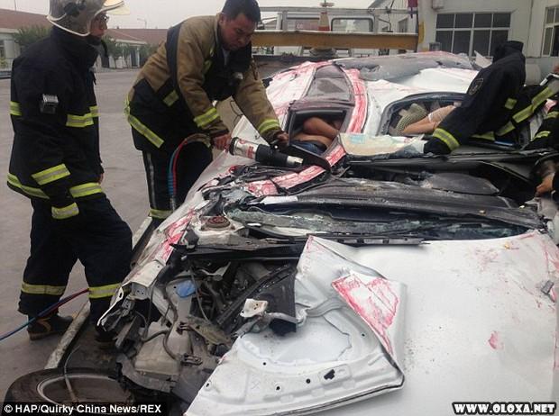 Motorista e passageiro saem vivos após serem "esmagados" por um container