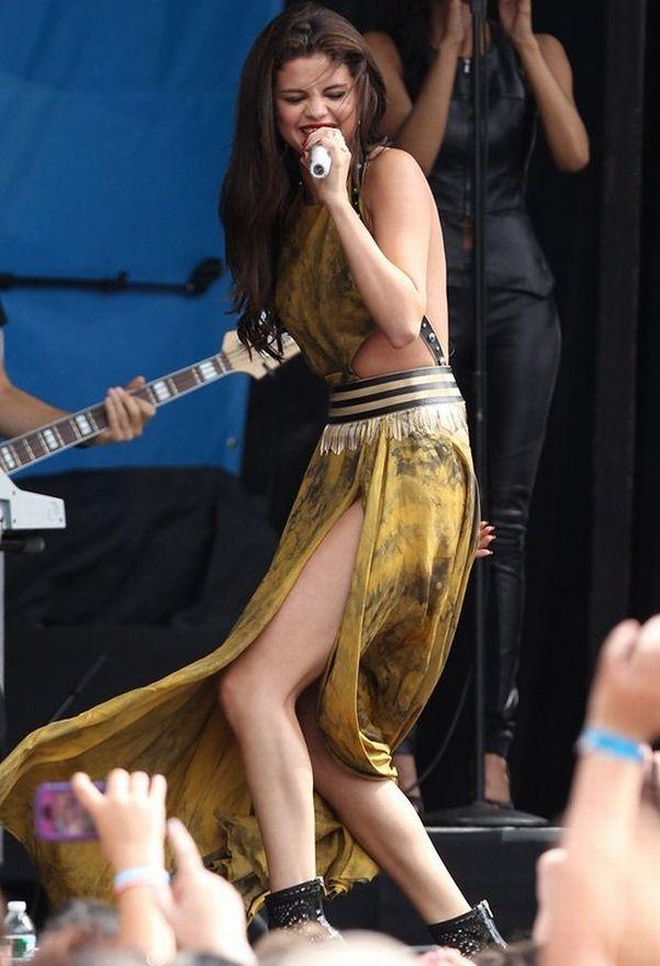 Selena Gomes é flagrada fazendo show sem calcinha