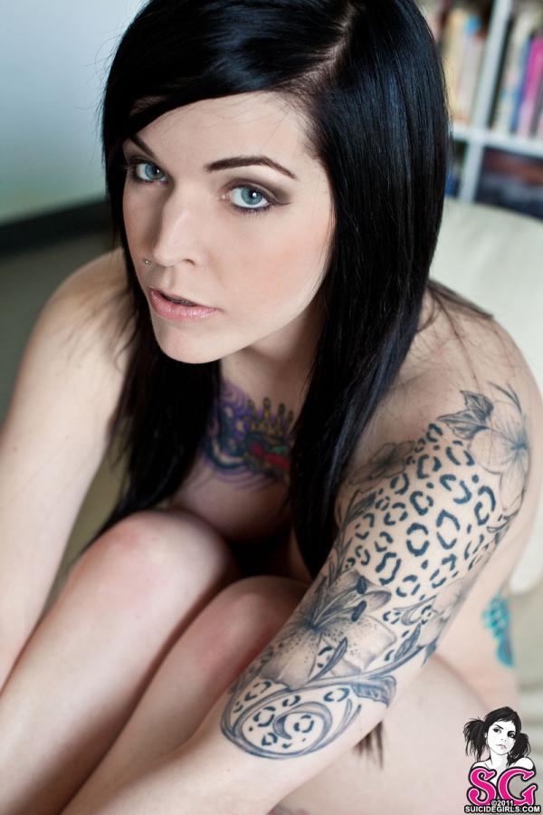 Bela morena tatuada com bucetinha perfeita peladinha