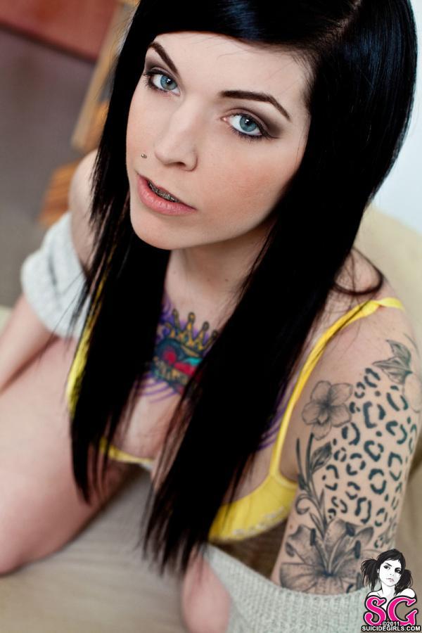Bela morena tatuada com bucetinha perfeita peladinha