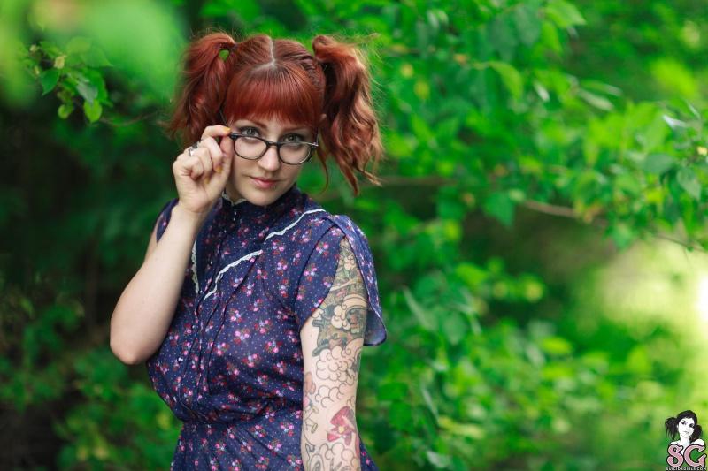 Adona Suicide Girls ruiva tatuada peituda peladinha mato
