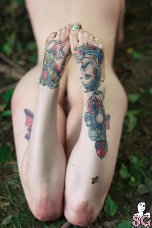 Ruiva tatuada peituda peladinha mato
