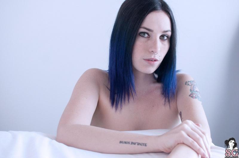 Ambra Suicide Girls branquela de cabelos azuis tatuada gsotosa