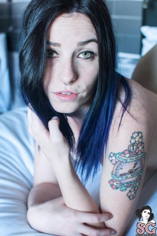 Branquela de cabelos azuis tatuada gsotosa