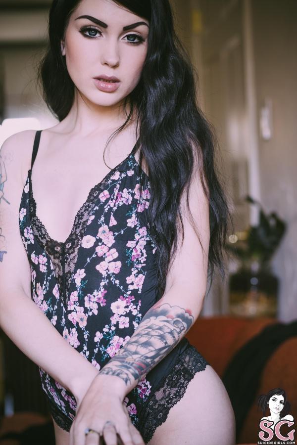 Morena tatuada linda da bunda perfeita