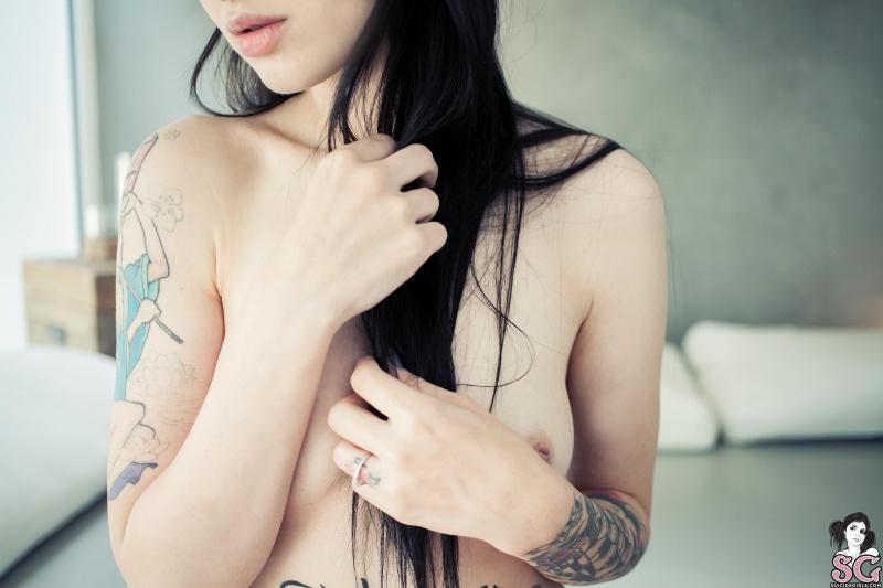 Branquelinha tatuada gostosa pelada