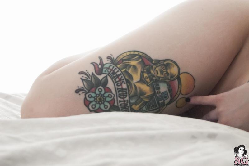 Morena tatuada nerd gostosa pelada sem roupa 