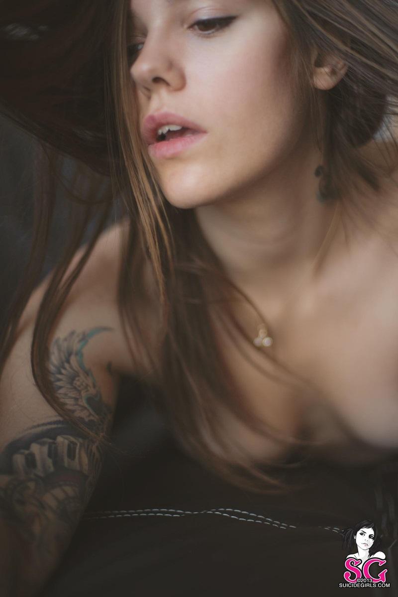Moreninha tatuada rockeira pelada gostosa