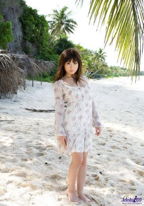 Aya Hirai japonesa peludinha pelada na praia seios lindos