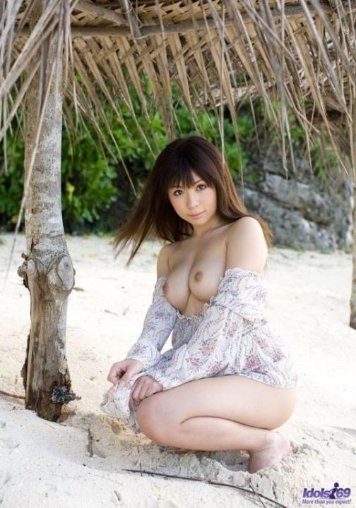 Japonesa peludinha pelada na praia seios lindos