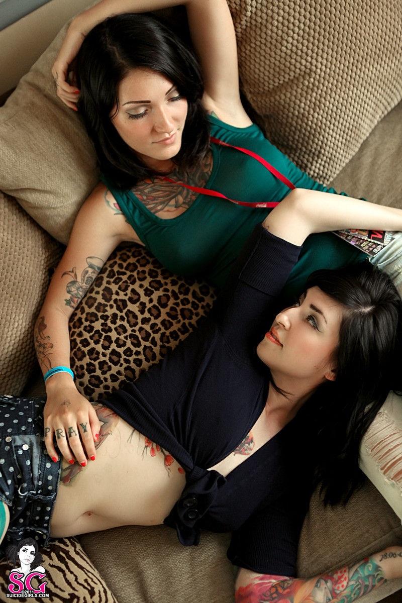 Bellebane e Bounty Suicide Girls duas morenas perfeitas tatuadas peladinhas juntas gostosas