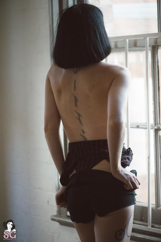 Moreninha tatuada linda nua gostosa