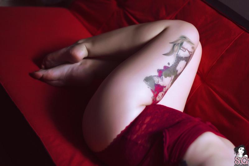 Morena tatuada com seios naturais fartos