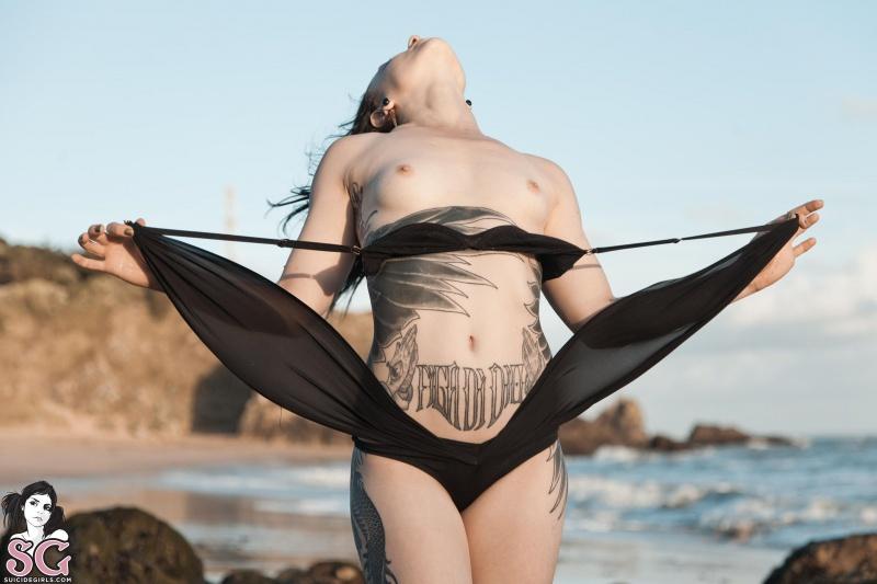 Morena tatuada gostosa peladinha na praia