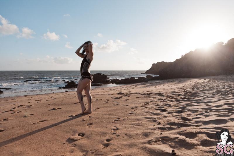 Charlie Sur La Plage Suicide Girls morena tatuada gostosa peladinha na praia