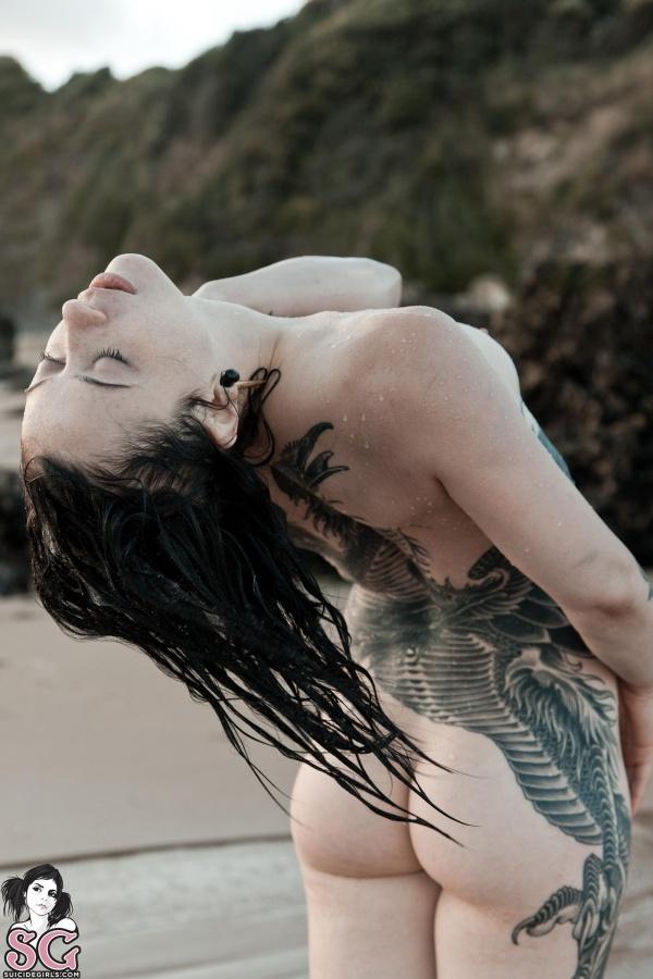 Morena tatuada gostosa peladinha na praia
