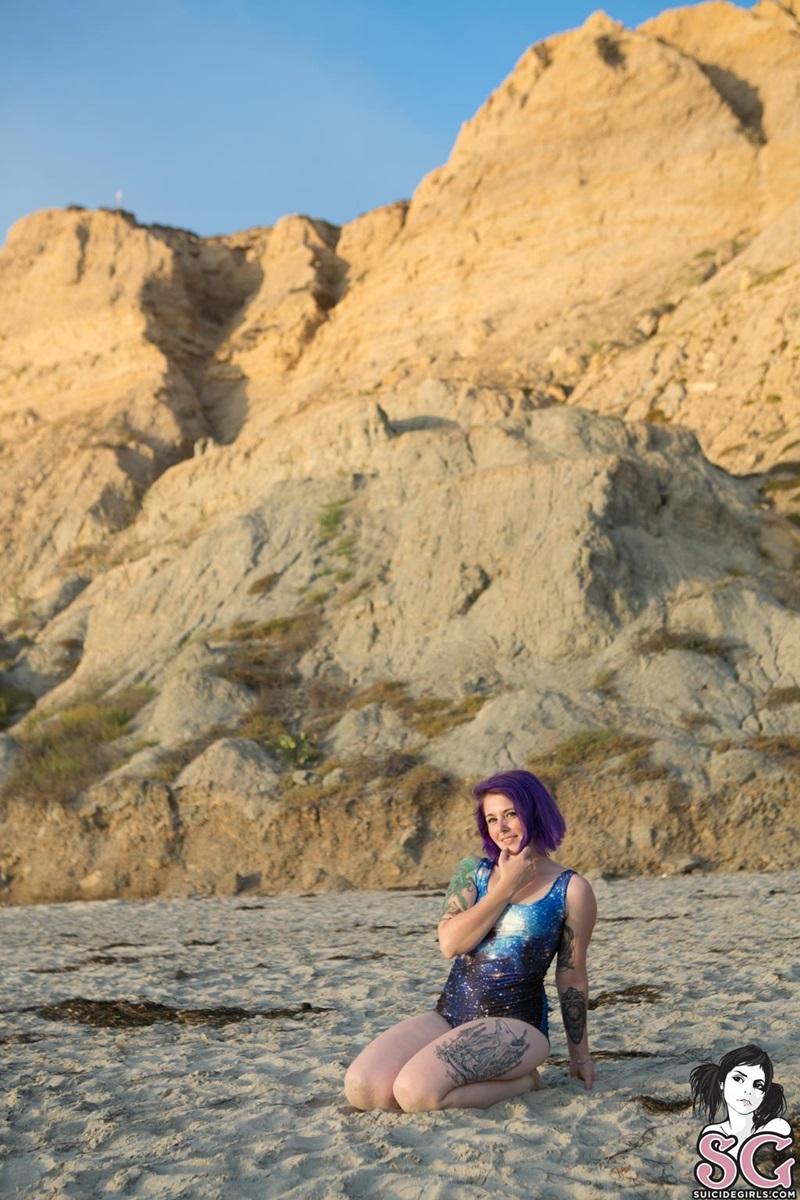 Chimaera Suicide Girls gostosa peladinha na praia bem safadinha cheia de tesão