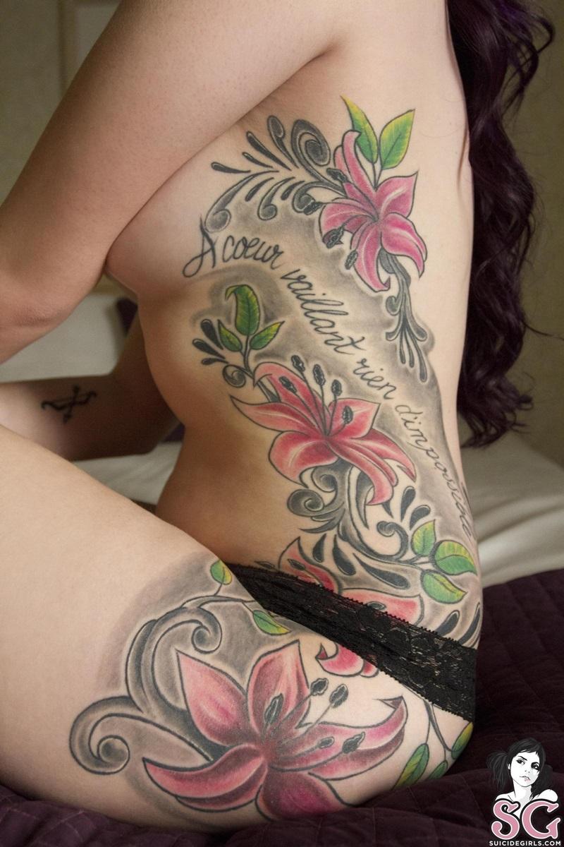 Linda morena tatuada peladinha com seios perfeitos