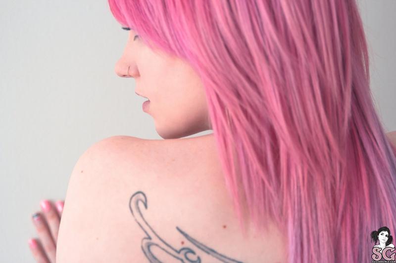 Novinha linda de cabelos rosa nua