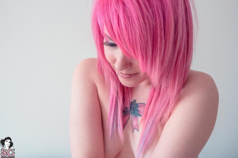 Novinha linda de cabelos rosa nua
