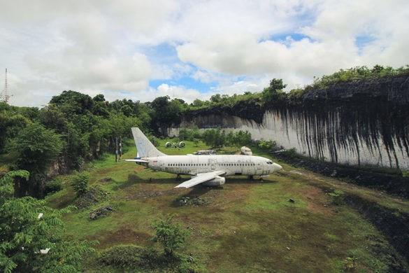 Veja o Boeing 737 abandonado em um terreno em Bali