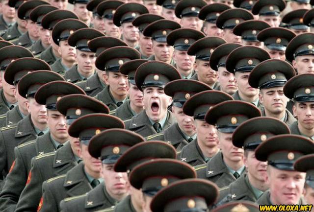 soldado boceja em foto militar em concentração
