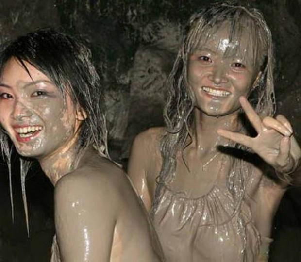 garotas banhadas em lama 19