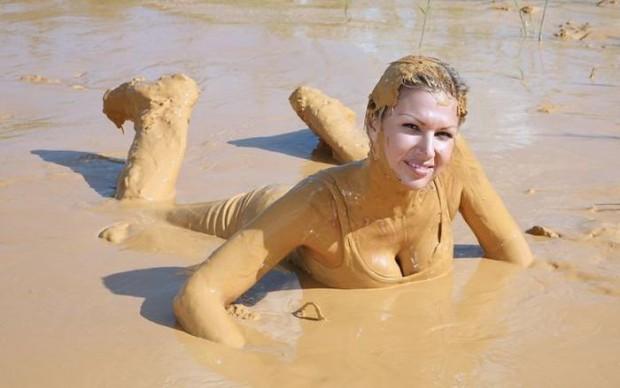 Lindas garotas banhadas de lama