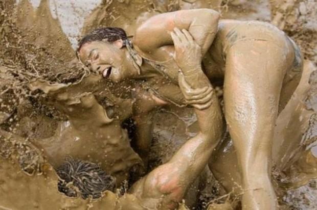garotas banhadas em lama 7