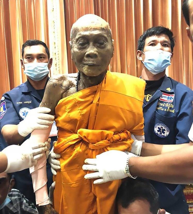 Monge morto continua sorrindo após 2 meses da própria morte