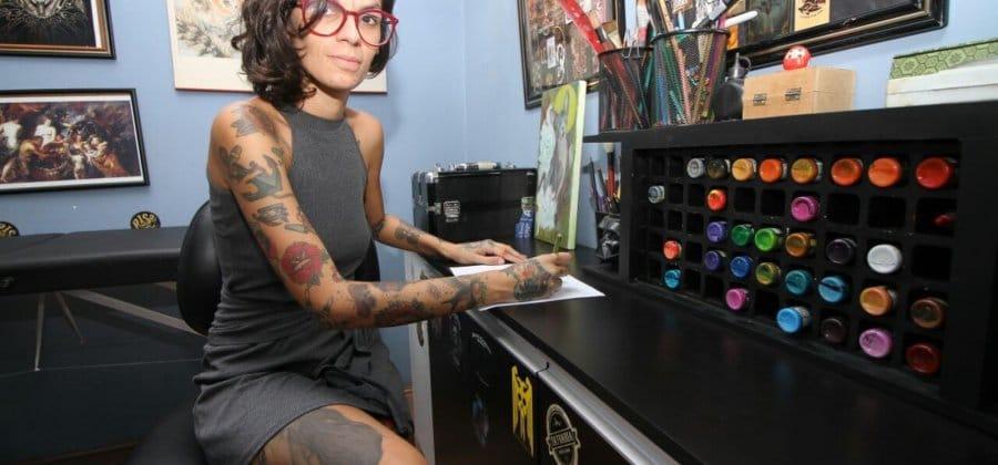 Tatuadora ajuda mulheres a cobrir cicatrizes de mulheres violentadas de graça